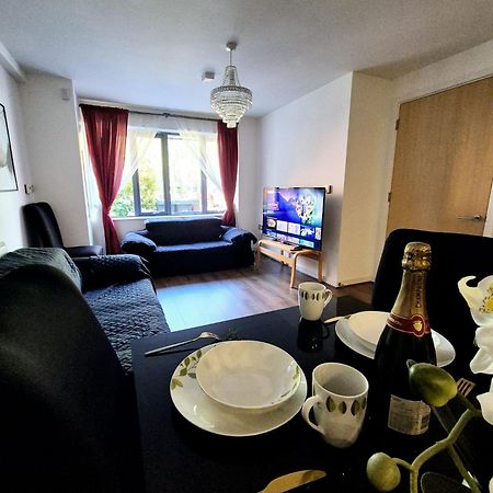 Explore London: 2 Bedroom House In Wood Green Exteriör bild