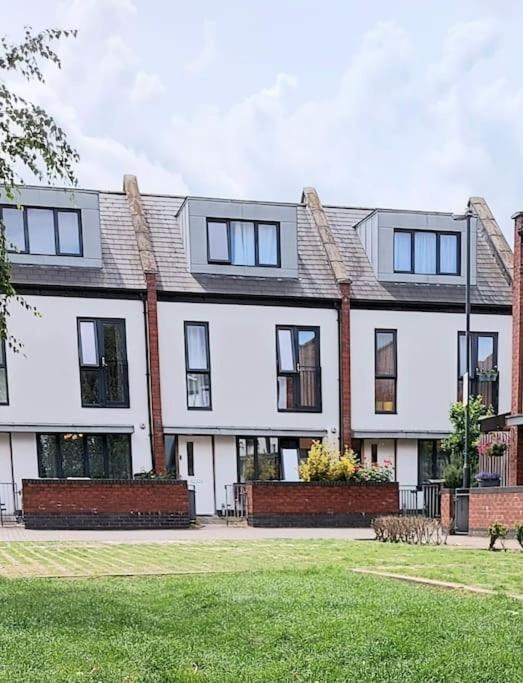 Explore London: 2 Bedroom House In Wood Green Exteriör bild