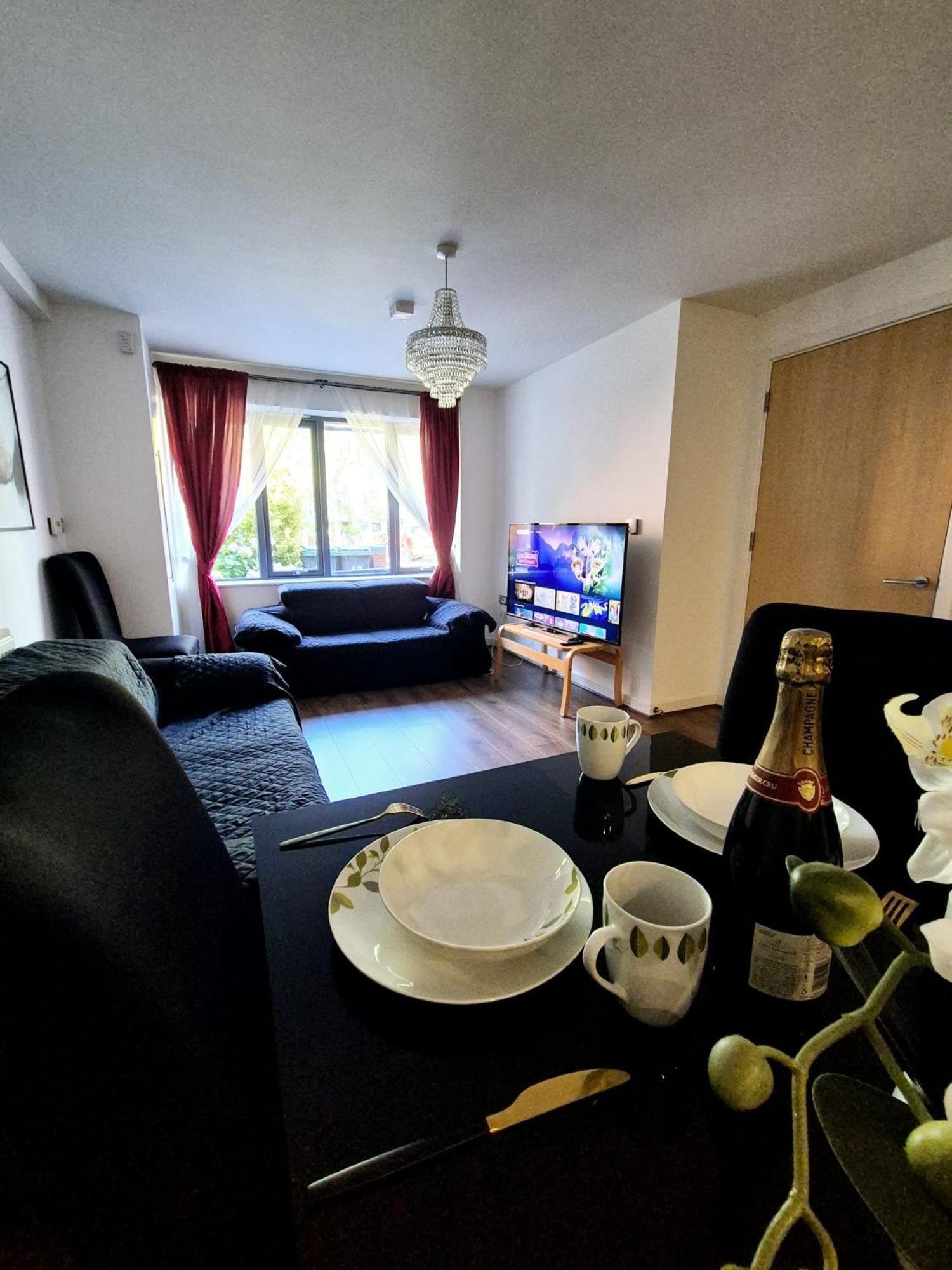 Explore London: 2 Bedroom House In Wood Green Exteriör bild