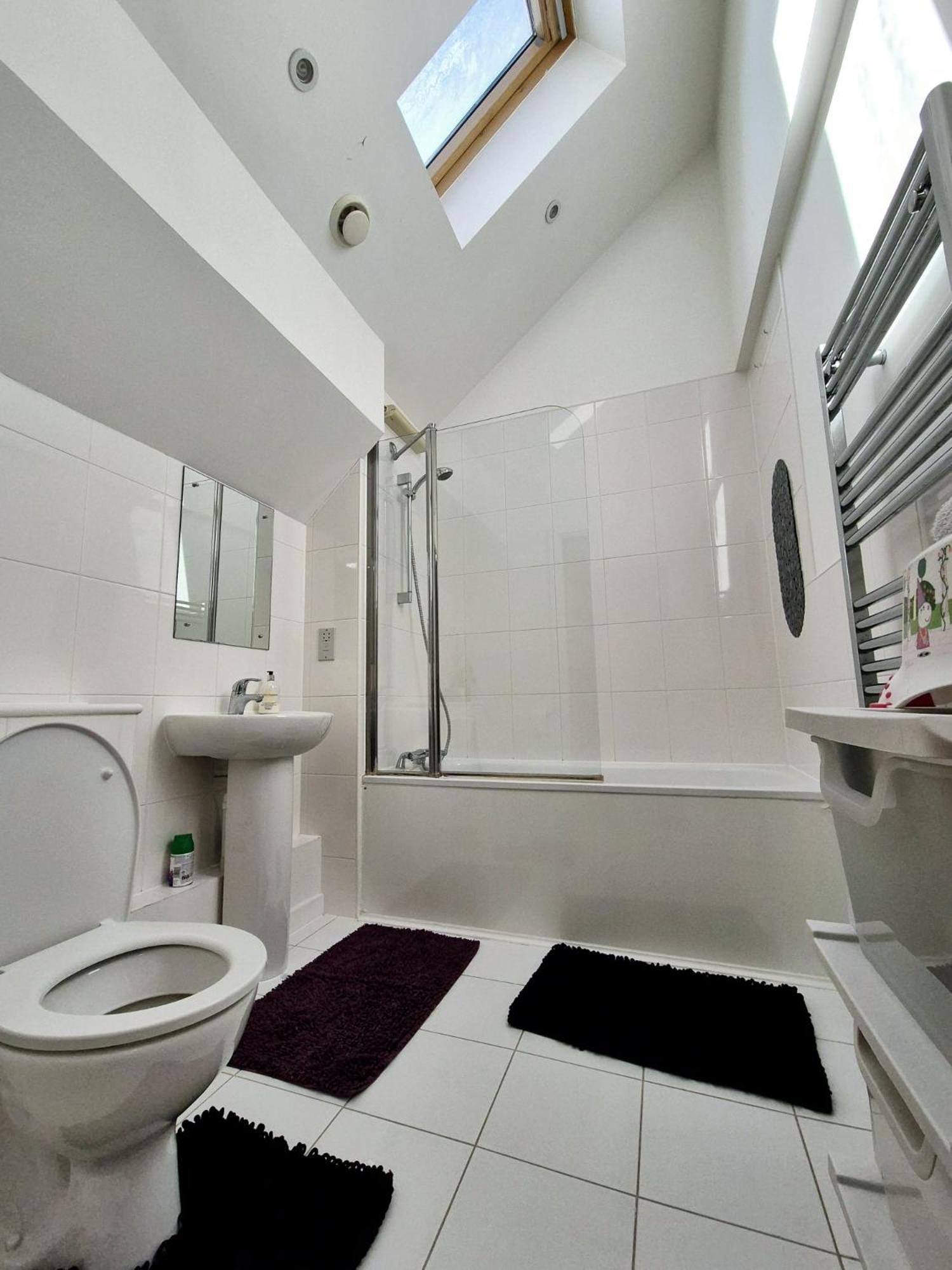 Explore London: 2 Bedroom House In Wood Green Exteriör bild