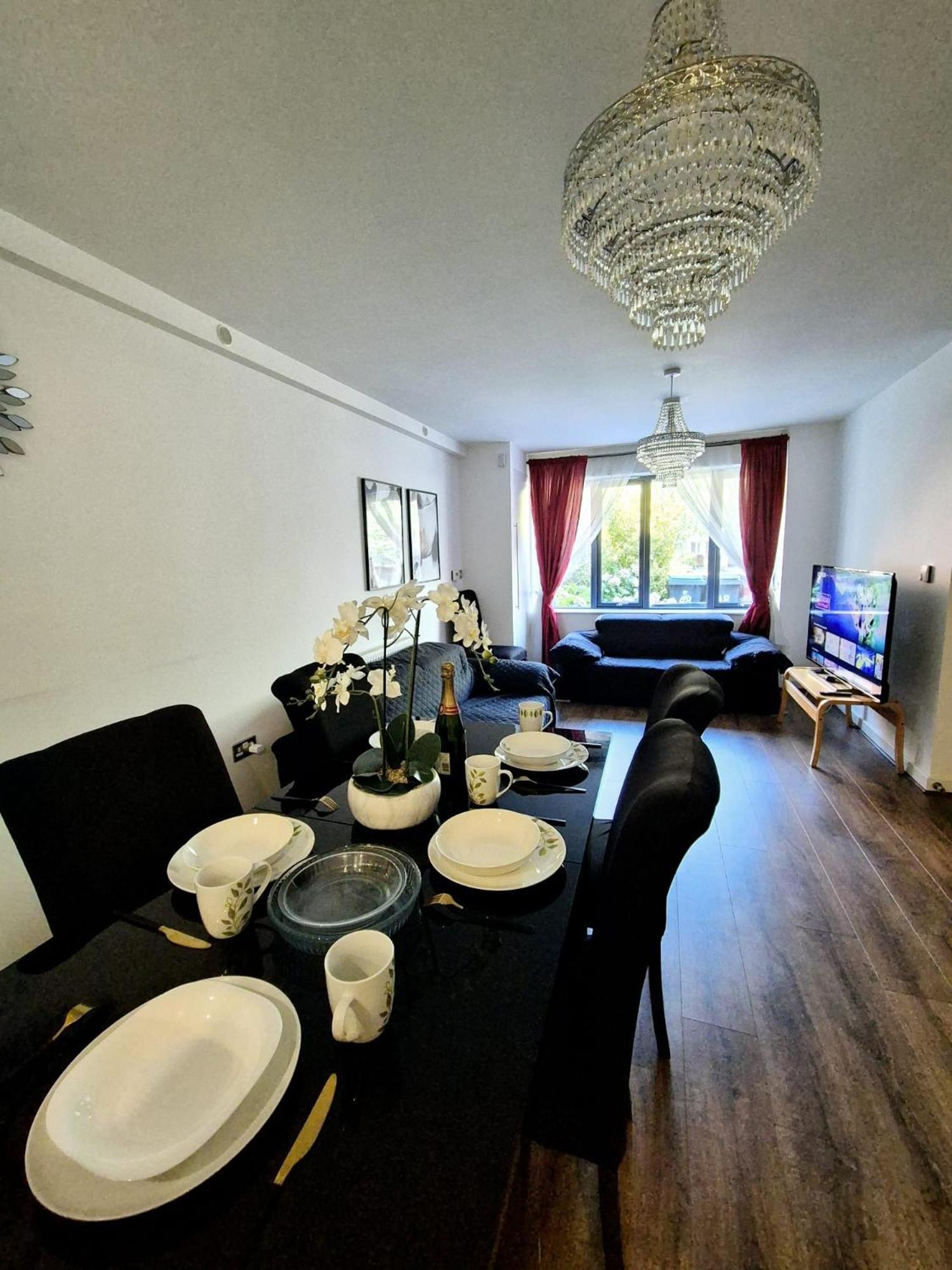 Explore London: 2 Bedroom House In Wood Green Exteriör bild